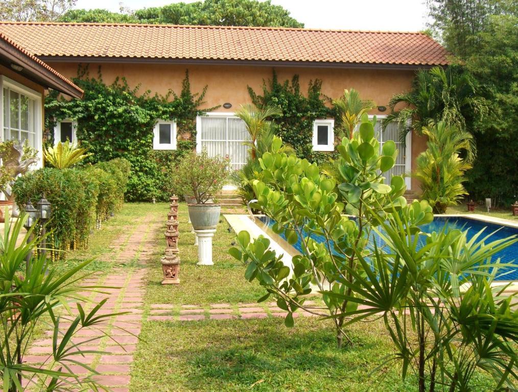 Pictory Garden Resort Sattahip Exterior photo